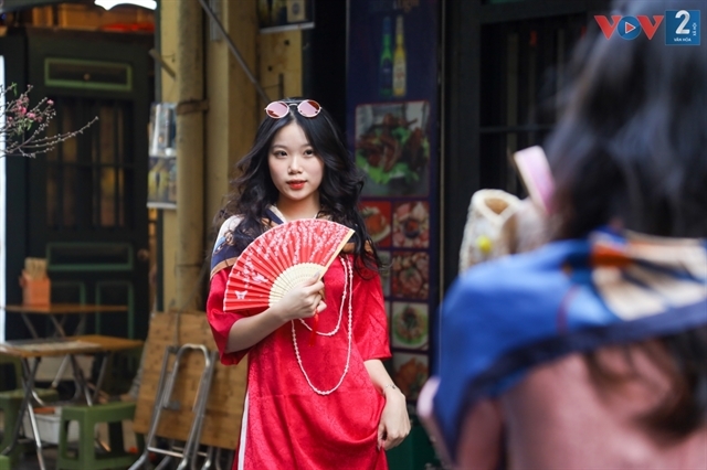 Vietnamese spend big on Ao Dai for Tet celebration